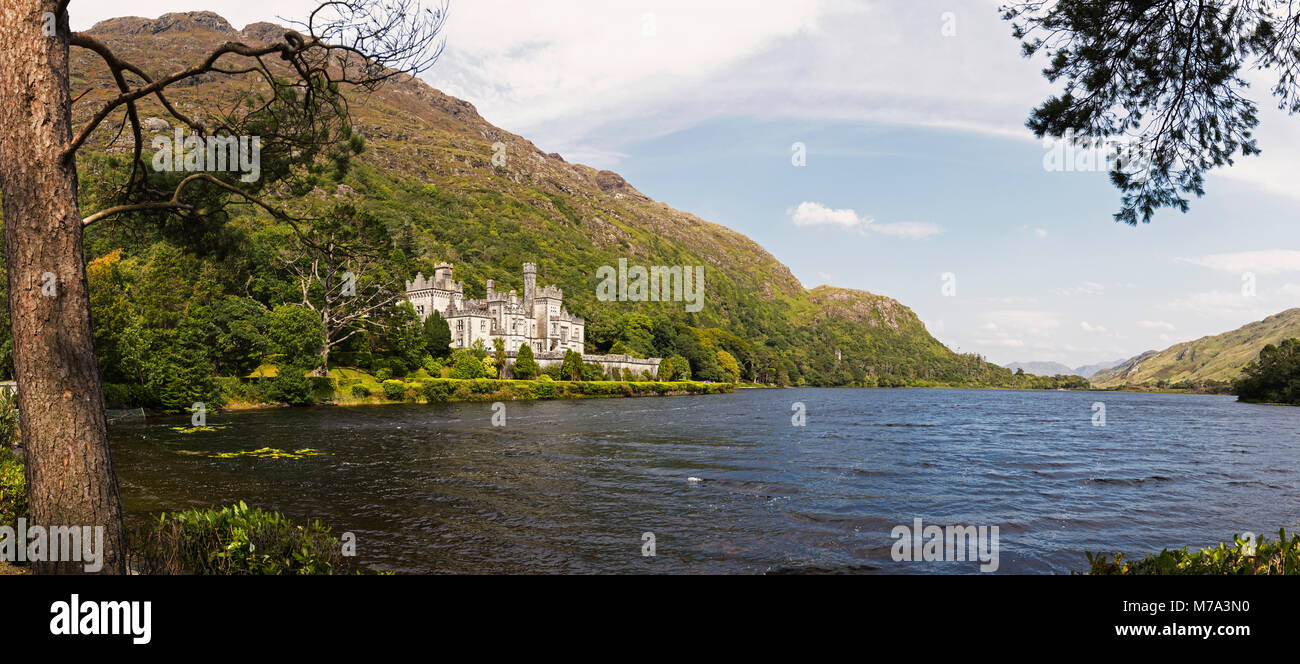 Kylemore Abbey, County Galway, Republic of Ireland. Eire.  This Benedictine monastery stands just outside the Connemara National Park.  It was built a Stock Photo