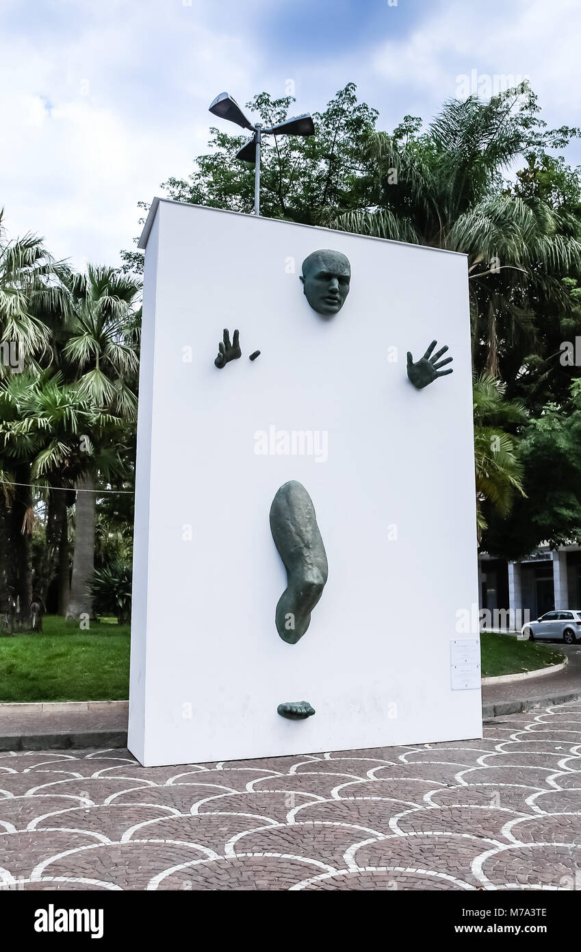Sculpture "The wall" of Matteo Pugliese. Sorrento, Italy Stock Photo - Alamy