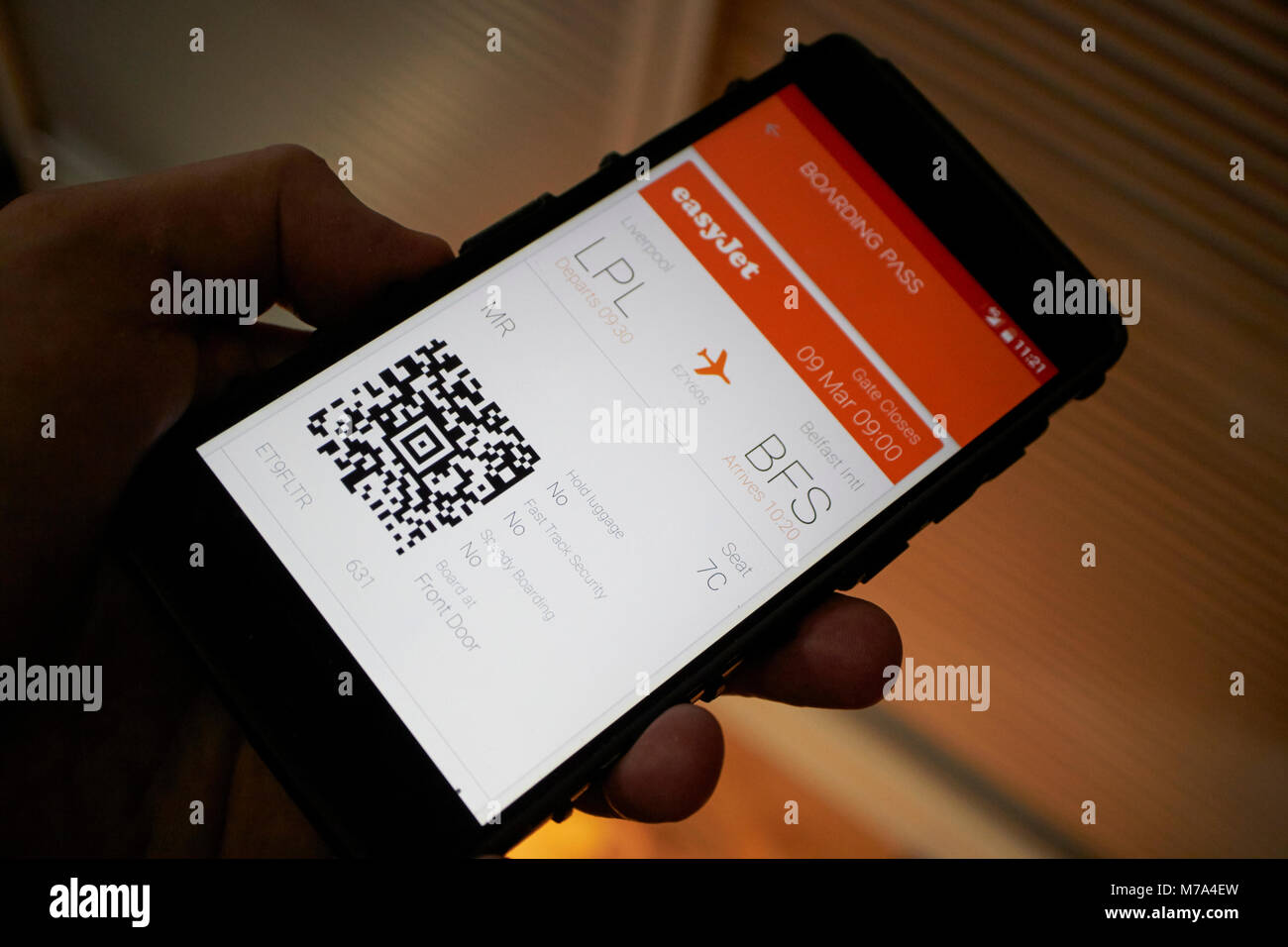 man holding electronic boarding pass using the easyjet app on a smartphone Stock Photo