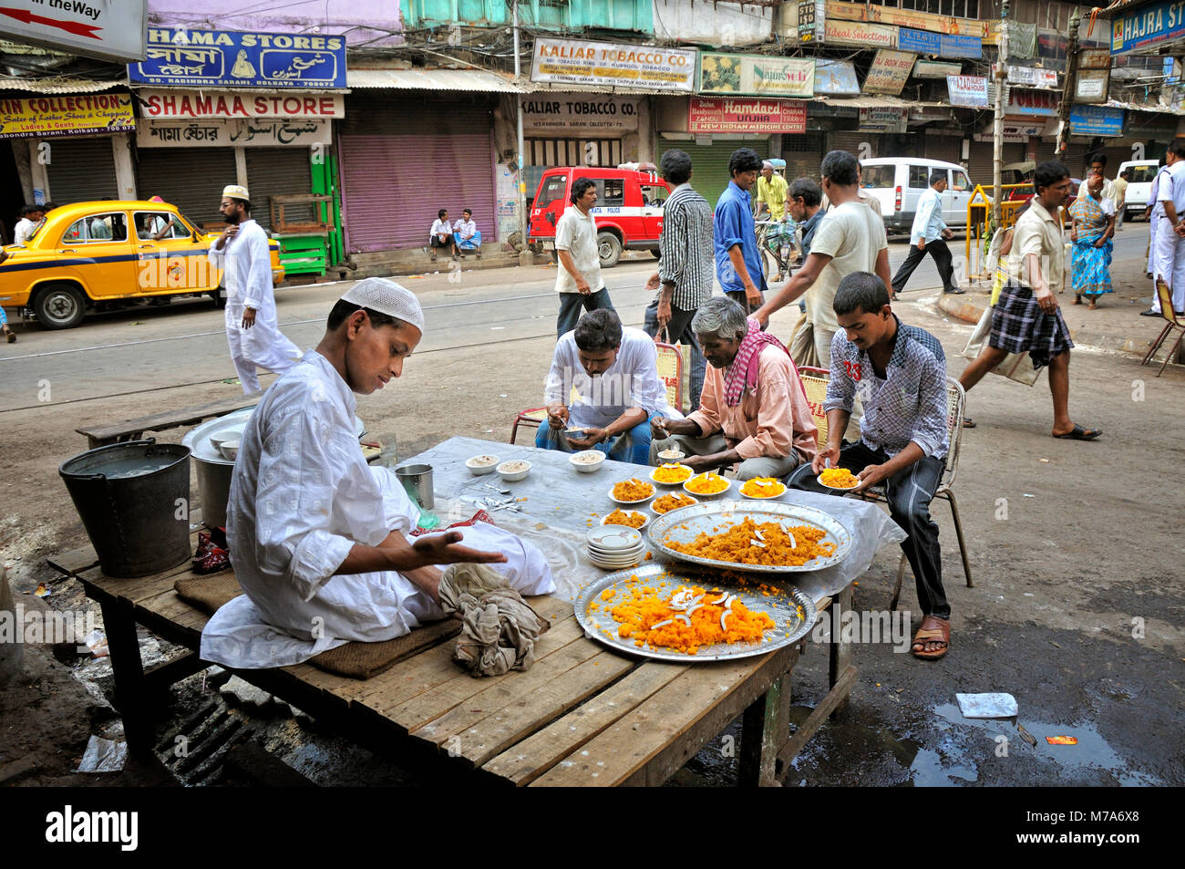 Street food in Kolkata. Muslim quarter, India Stock Photo Alamy