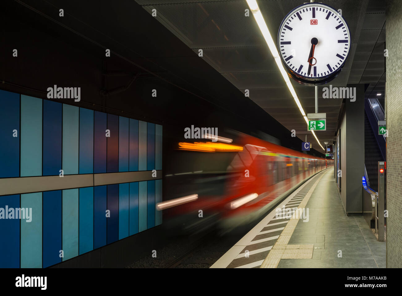 Train coming hires stock photography and images Alamy