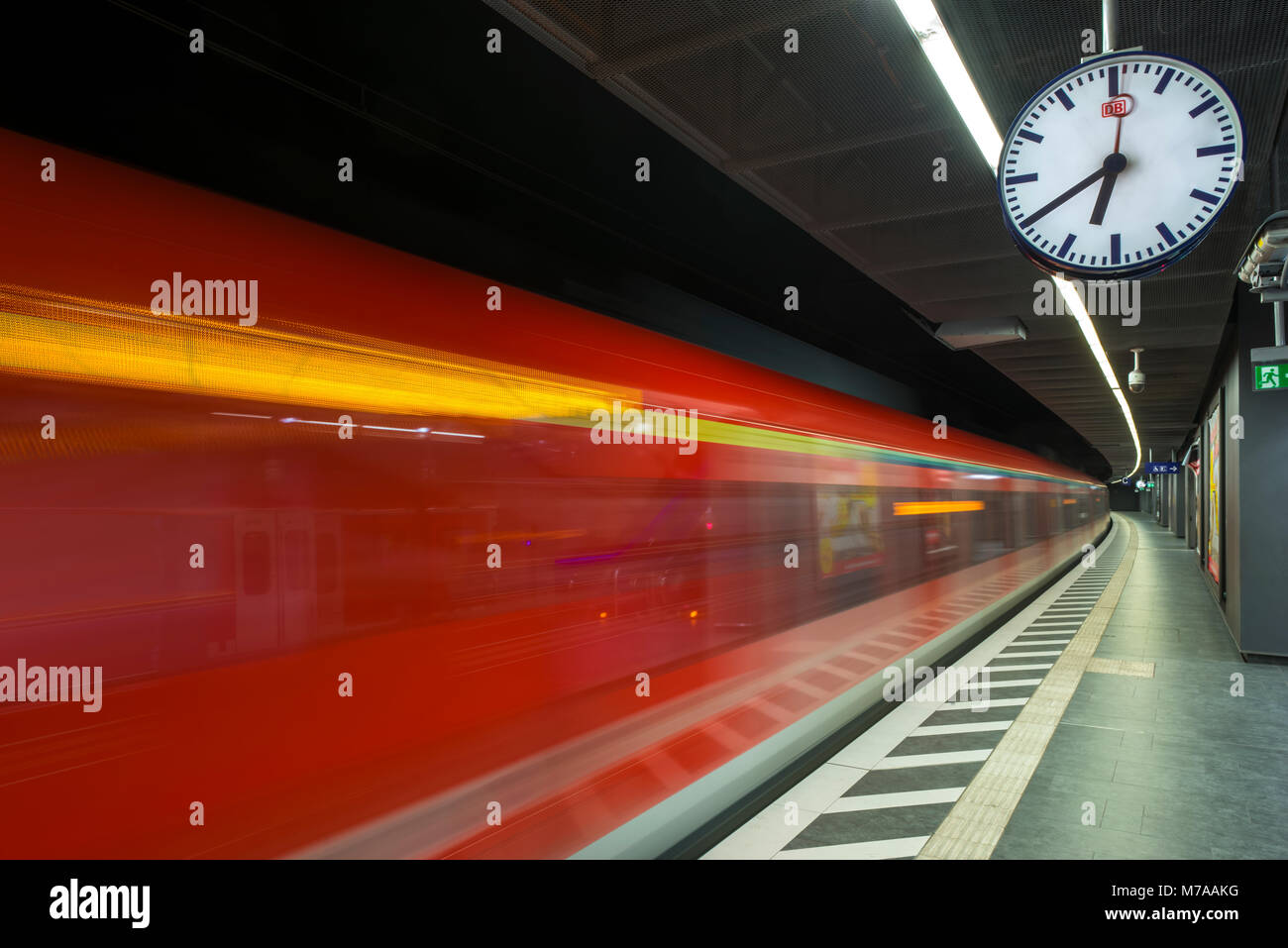 Train coming in at the platform, metropolitan station Taunusanlage