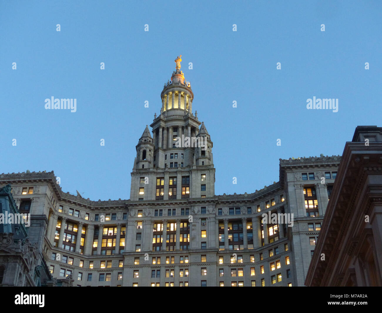 David N. Dinkins Municipal Building with statue of 'Civic Fame', celebrating the consolidation of the five boroughs. The building was designed by William M. Kendall. Civic Fame was designed by Adolf Alexander Weinman Stock Photo