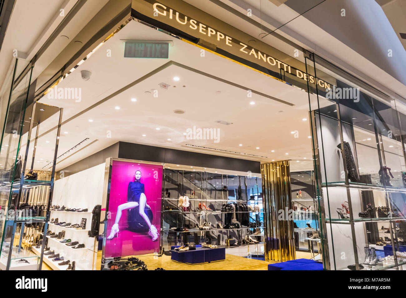 Konsultation hjort At opdage China, Hong Kong, Central, IFC (International Finance Centre), Shopping  Mall, Giuseppe Zanotti Design Shoe Store Stock Photo - Alamy