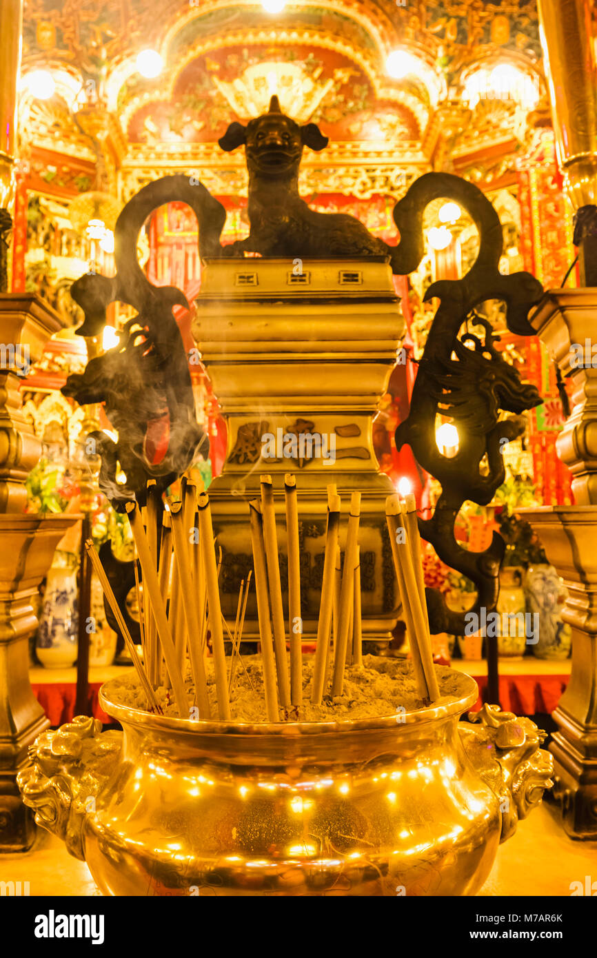 Chinese incense sticks at temple hi-res stock photography and images ...