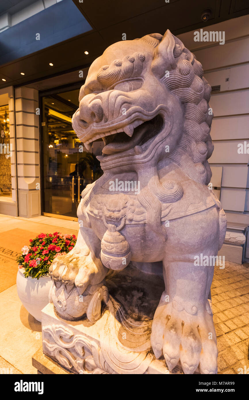 China, Hong Kong, Kowloon, The Peninsula Hotel, Entrance Lion Statue Stock Photo