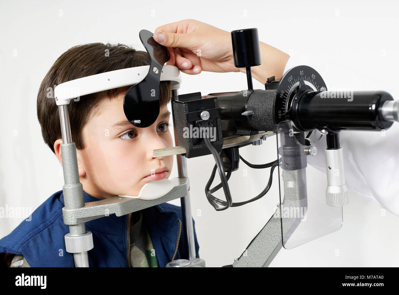 Eye Testing Boy Close-up of a boy having an eye exam Stock Photo - Alamy