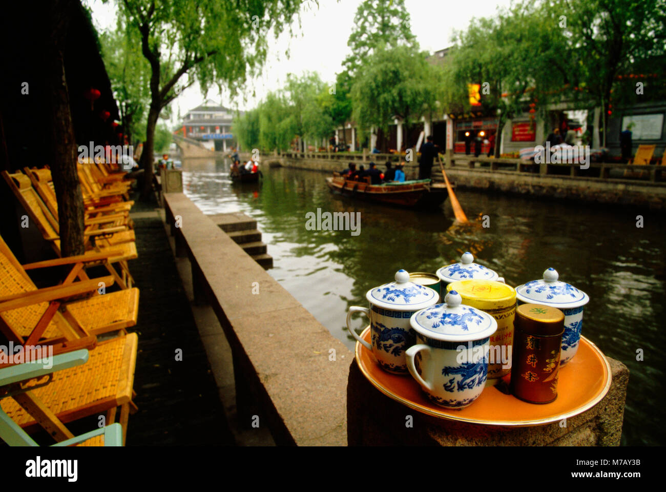 Chinese tea house serving hires stock photography and images Alamy