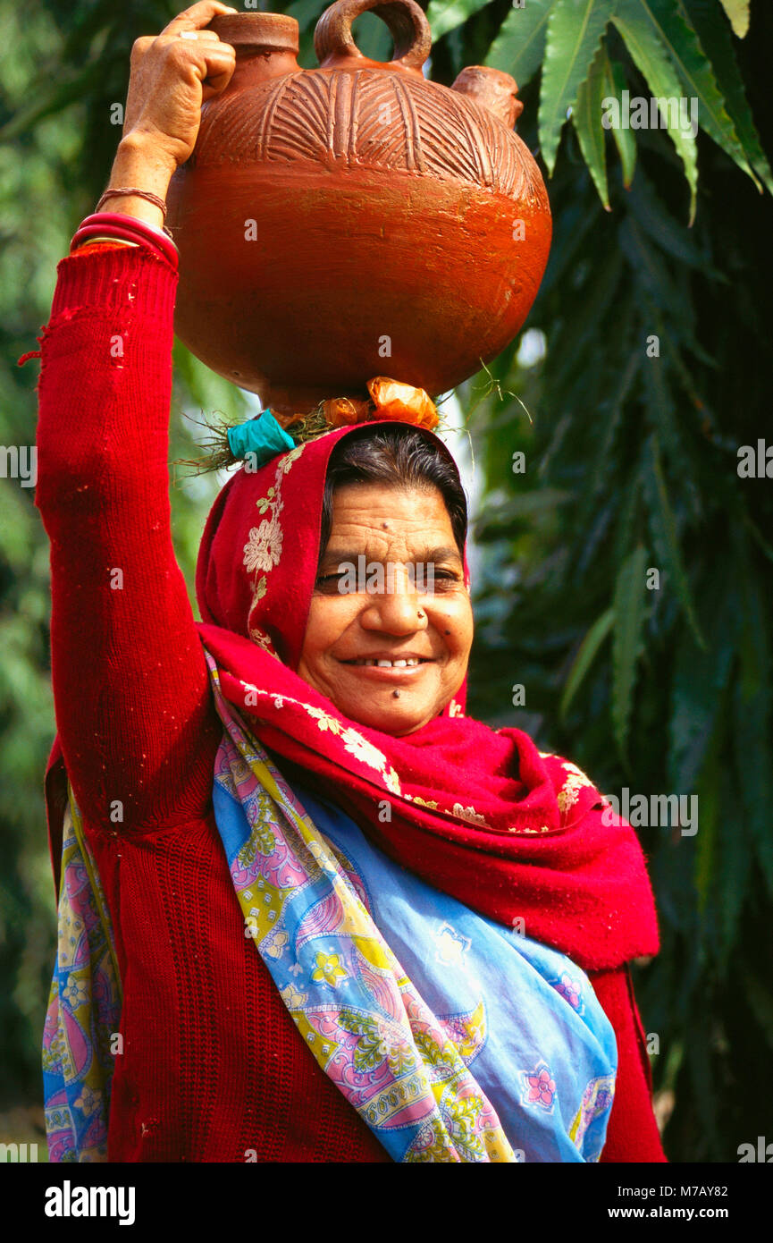 Indian woman carrying pot on head hires stock photography and images