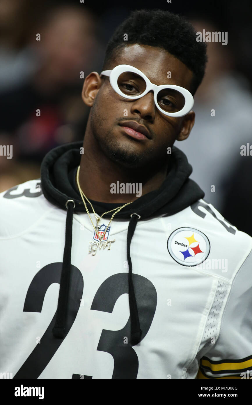 Los Angeles, CA, USA. 9th Mar, 2018. Pittsburgh Steelers receiver JuJu  Smith-Schuster wearing a custom nike jersey during the Cleveland Cavaliers  vs Los Angeles Clippers at Staples Center on March 9, 2018. (