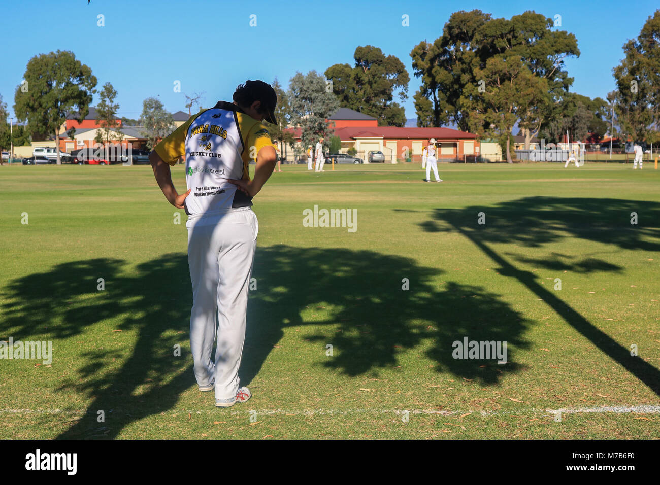 Adelaide Australia 10th March 2018. A Cricket player stands in the shade  during a local cricket match  on a hot summer day in Adelaide  as temperatures reach 37 degrees celsius Credit: amer ghazzal/Alamy Live News Stock Photo