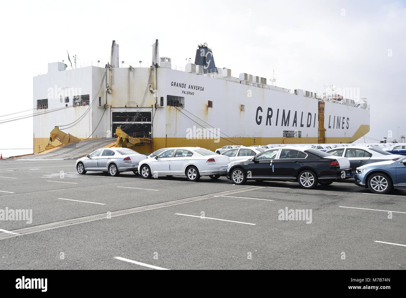 Harbour of Emden, Germany. 9th Mar, 2018. Volkswagen export cars are seen in the harbour of Emden near the VW plant, March 9, 2018.  Foto:Fabian Bimmer Credit: Fabian Bimmer/Alamy Live News Stock Photo