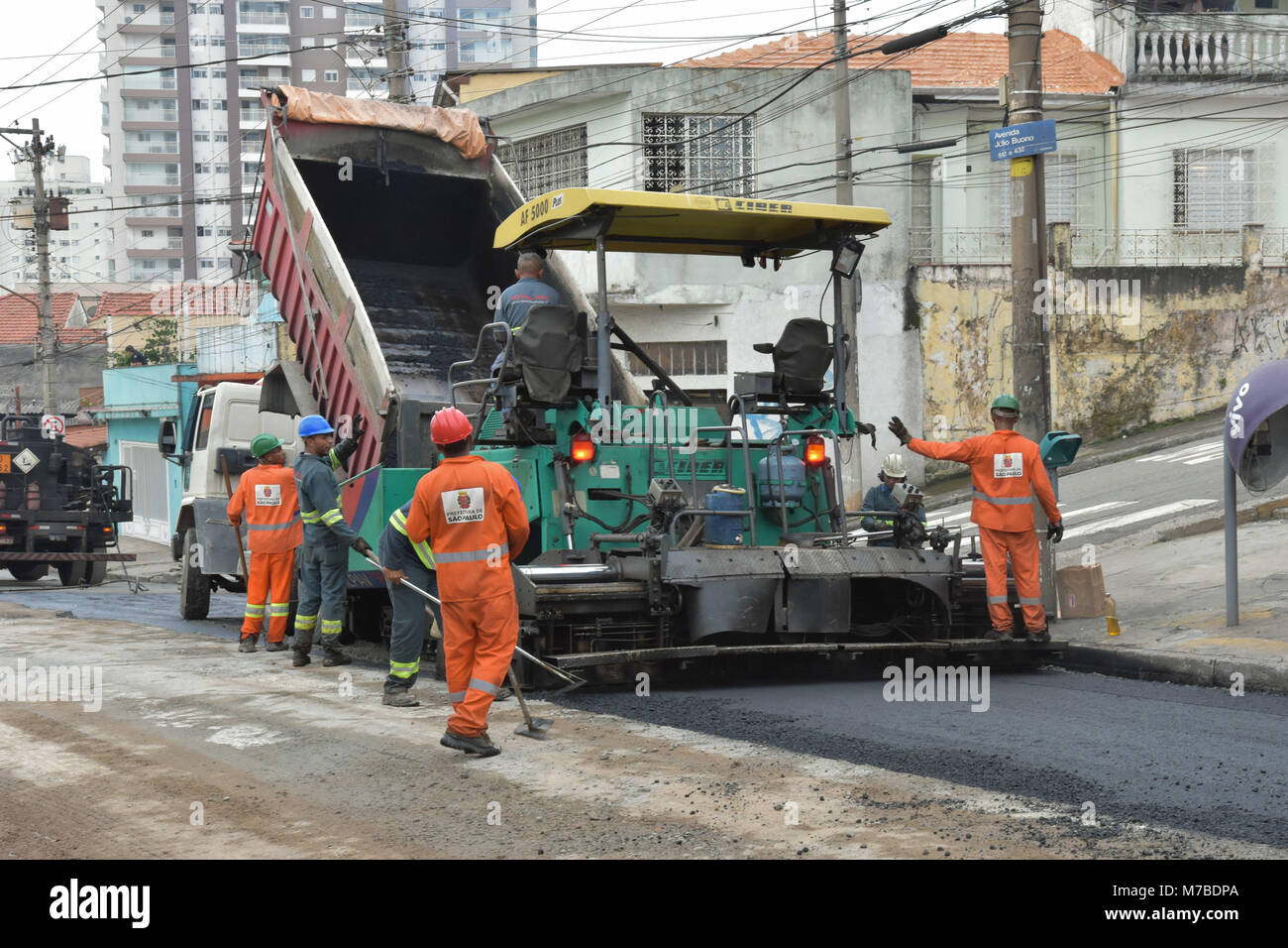 SÃO PAULO, SP - 10.03.2018: PROGRAMA ASFALTO NOVO AV. JÚLIO BUONO ZN - This  Saturday, (10) works of the New Asphalt Program at Av. Júlio Buono, in the  north of São Paulo. (