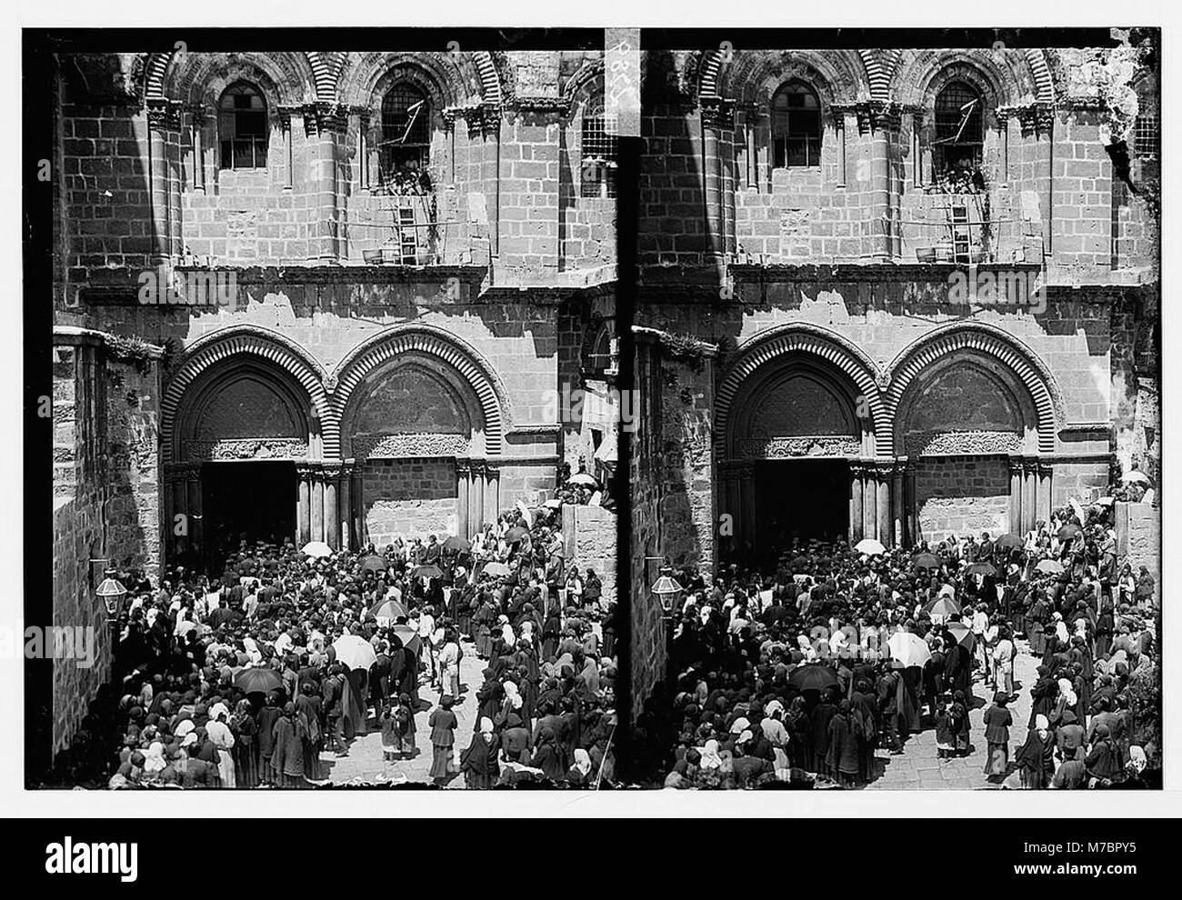 Large crowd gathered holy hi-res stock photography and images - Alamy