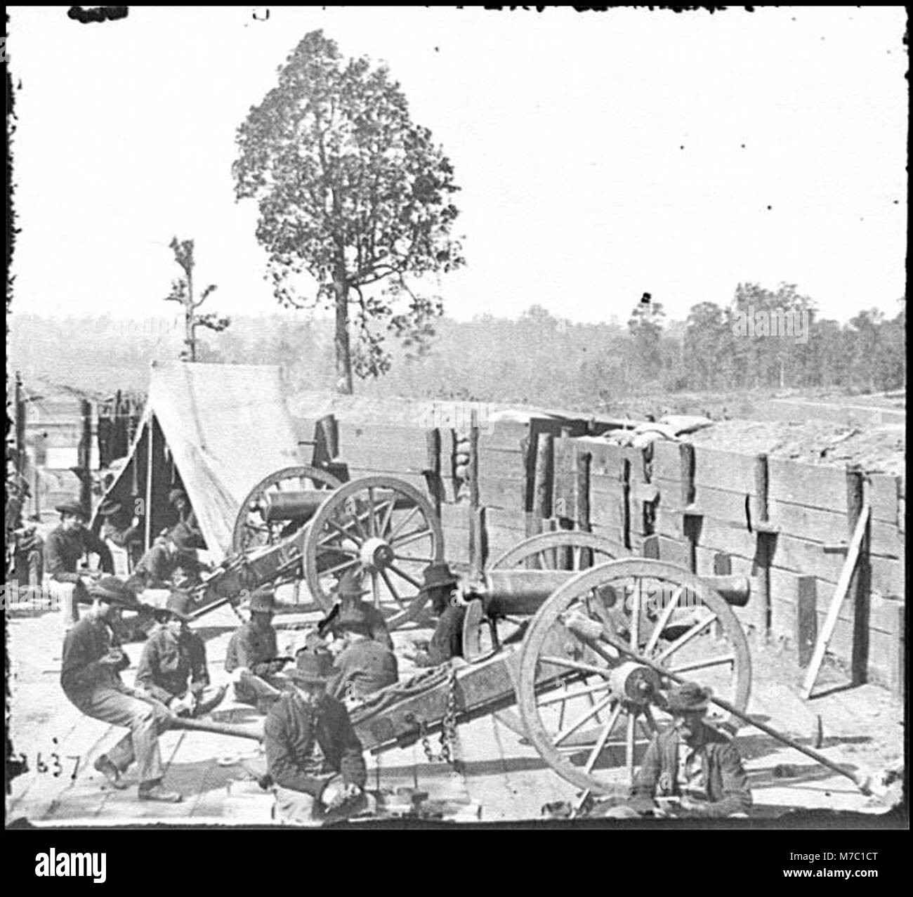 Atlanta, Ga. Federal soldiers relaxing by guns of captured fort LOC ...