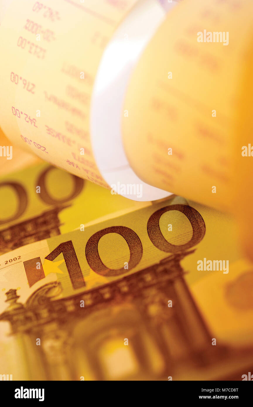 Close-up of one hundred Euro banknotes Stock Photo - Alamy