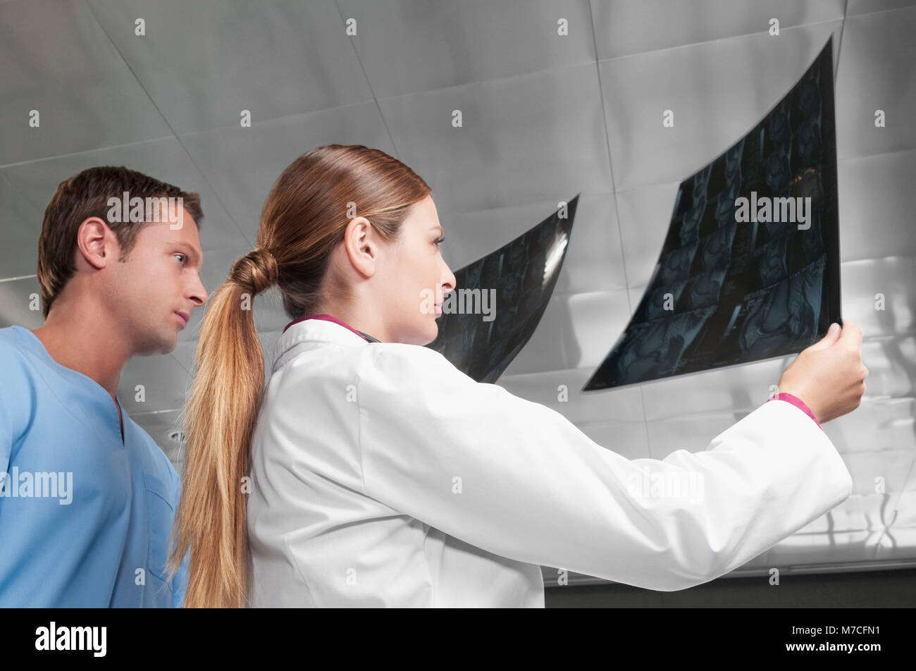 Dr looking at x ray hi-res stock photography and images - Alamy