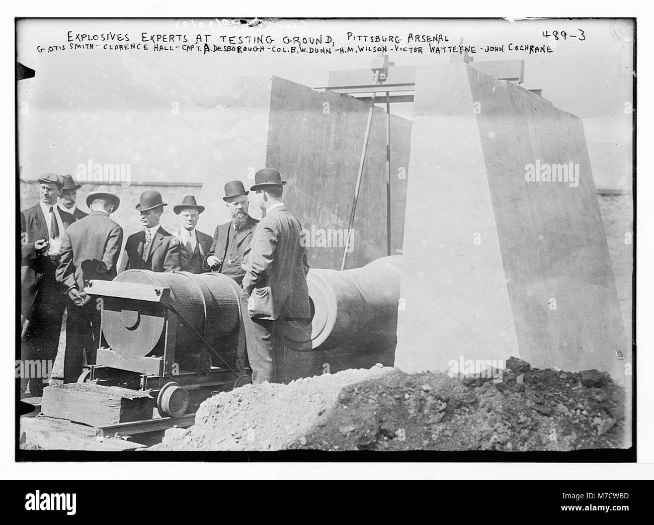 Explosive experts at testing ground, Pittsburg Arsenal, G. Otis Smith, Clarence Hall, Capt. A. Desborough, Col. B.W. Dunn, H.M. Wilson, Victor Watteyne, John Cochrane LCCN2014682337 Stock Photo