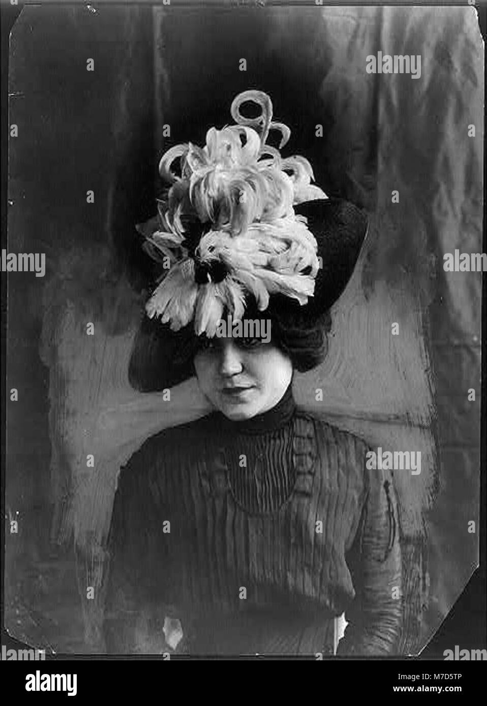 Millinery model Black and White Stock Photos & Images - Alamy display picture 3