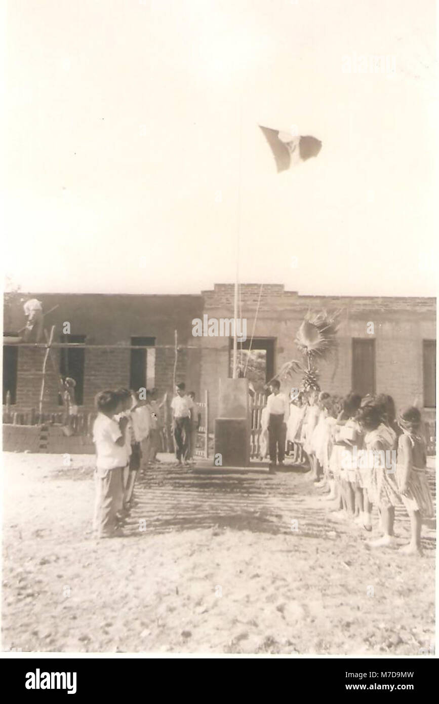 Momento solemne en que es arriada nuestra enseña Patria, al ser inaugurado el monumento, por el personal docente del lugar. Agua Caliente de Los Monzón, Culiacán, Sinaloa a 8 de Junio de 1961. (13984915645) Stock Photo
