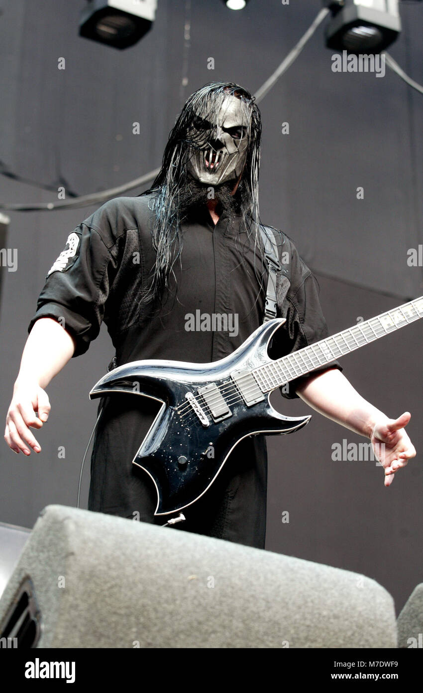 Amsterdam Netherlands June 21 Mick Thomson Of Slipknot Performs On Stage At The Amsterdam Arena On June 21st 2004 In Amsterdam Netherlands Stock Photo Alamy