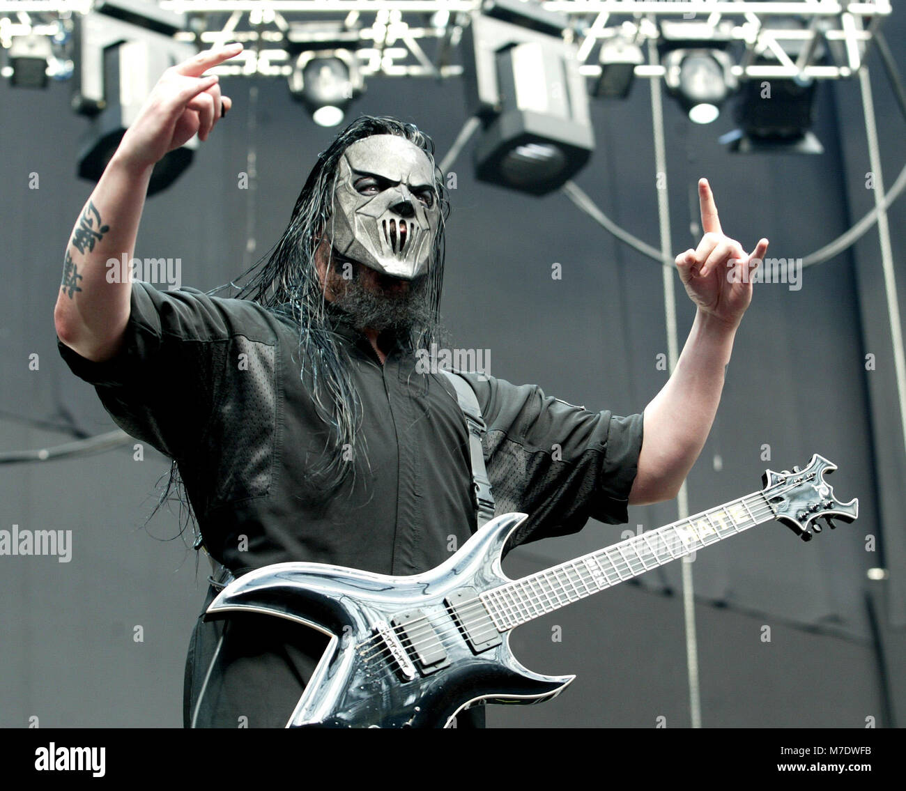 Amsterdam Netherlands June 21 Mick Thomson Of Slipknot Performs On Stage At The Amsterdam Arena On June 21st 2004 In Amsterdam Netherlands Stock Photo Alamy