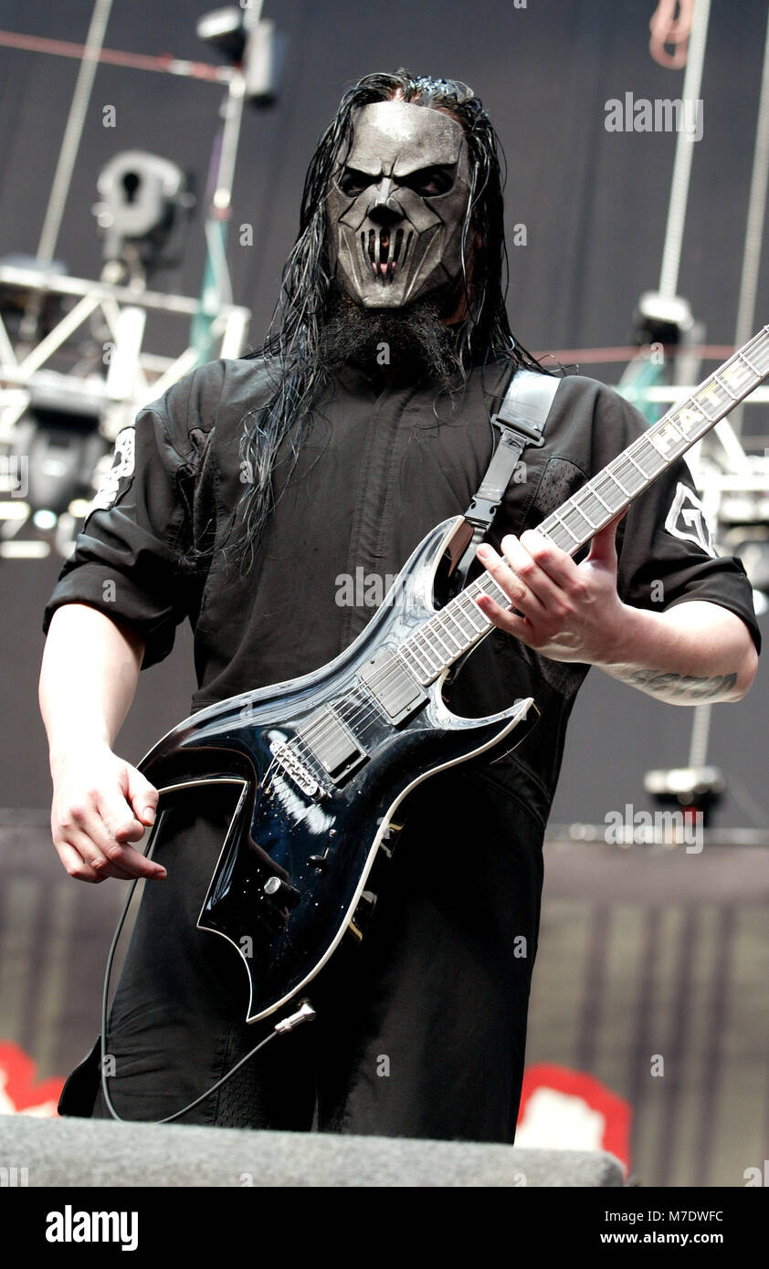 Amsterdam Netherlands June 21 Mick Thomson Of Slipknot Performs On Stage At The Amsterdam Arena On June 21st 2004 In Amsterdam Netherlands Stock Photo Alamy