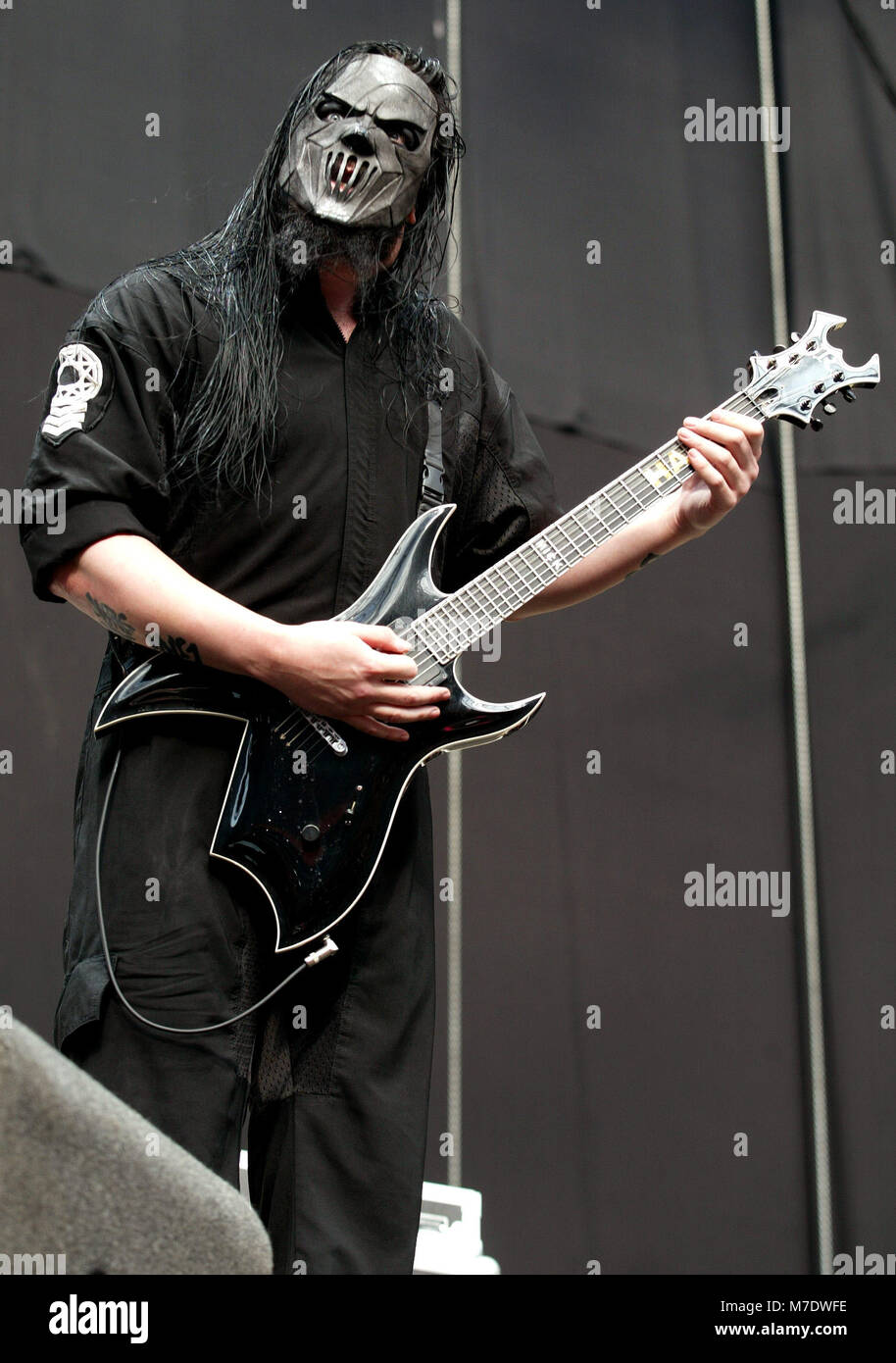 Amsterdam Netherlands June 21 Mick Thomson Of Slipknot Performs On Stage At The Amsterdam Arena On June 21st 2004 In Amsterdam Netherlands Stock Photo Alamy