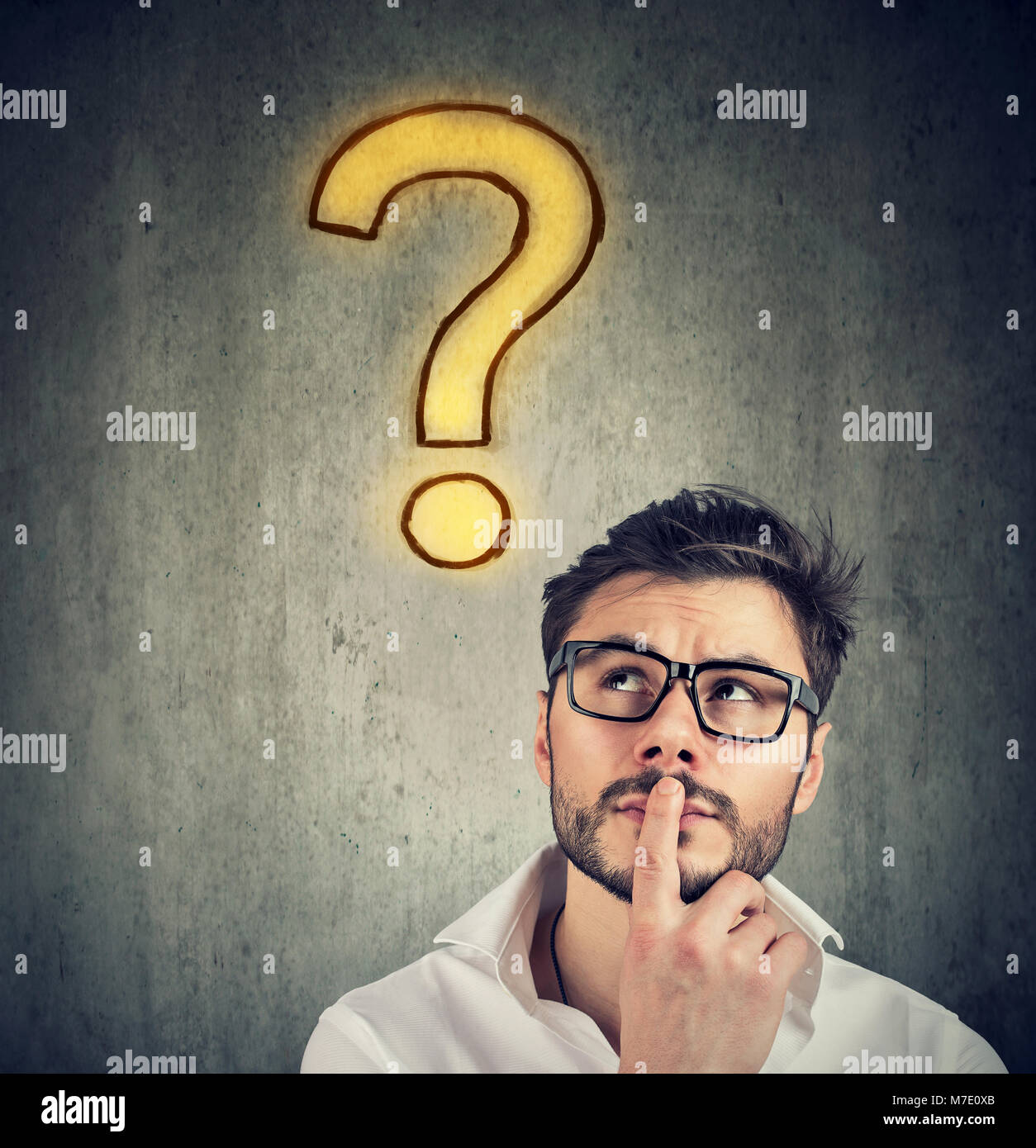 мужчина задает вопрос нужен ли. человек консервативных взглядов. мужик с вопросом над головой. консервативный человек. мужчина задает вопрос нужен ли.