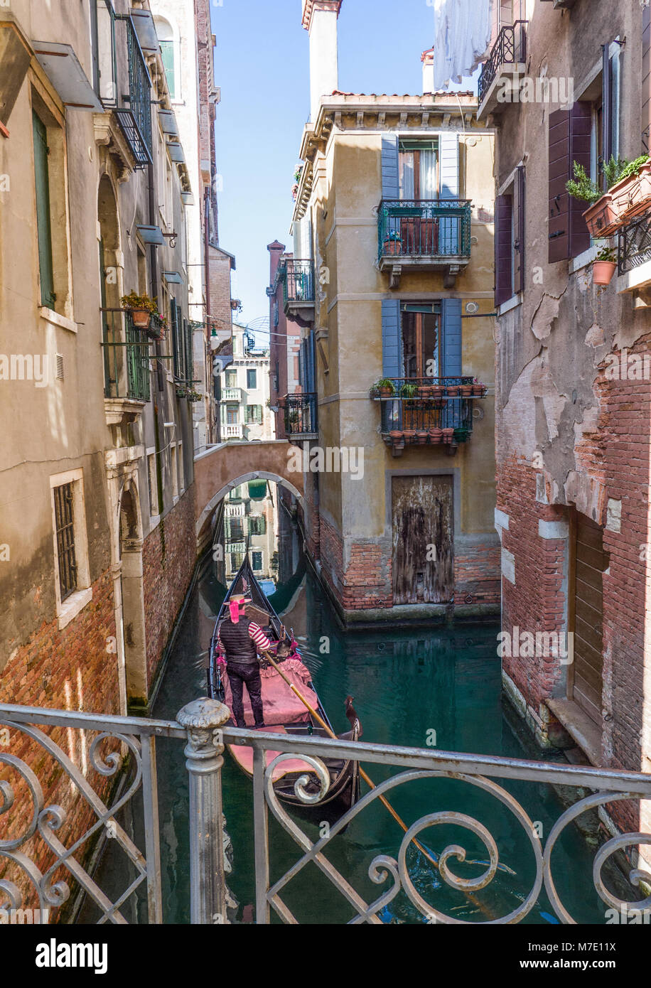 Venice gondola bridge hi-res stock photography and images - Alamy