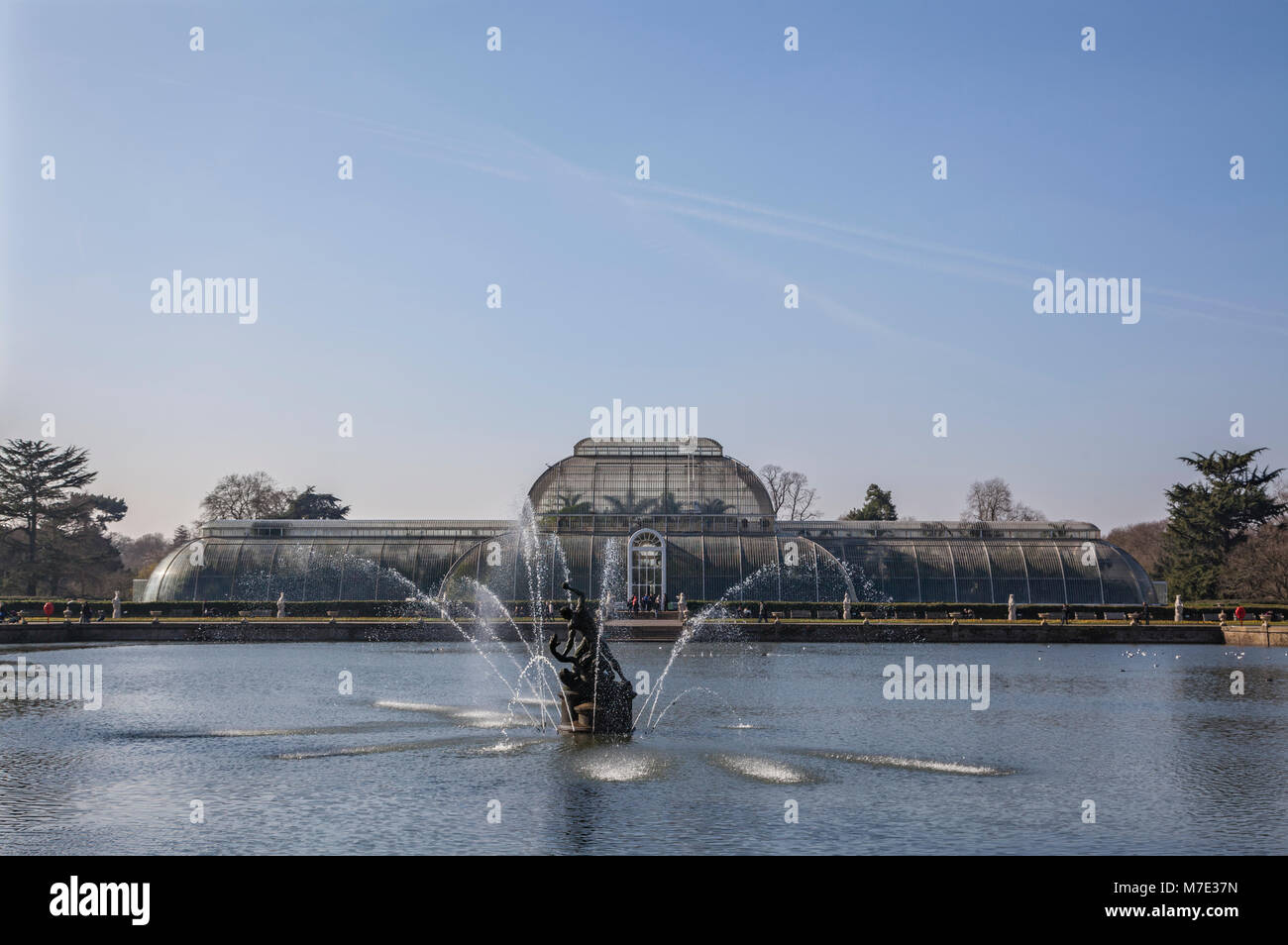 The Palm House in Kew Gardens 2018,  with lake and fountain in foreground Stock Photo