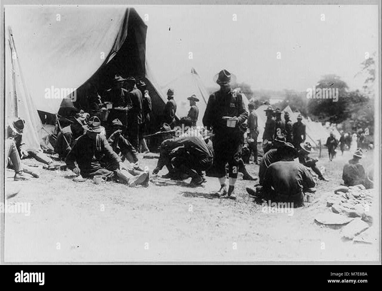 News photos of N.Y. National Guard units preparing for active duty on Mexican border, May-Nov. 1916- General view of soldiers with mess gear LCCN2005691553 Stock Photo