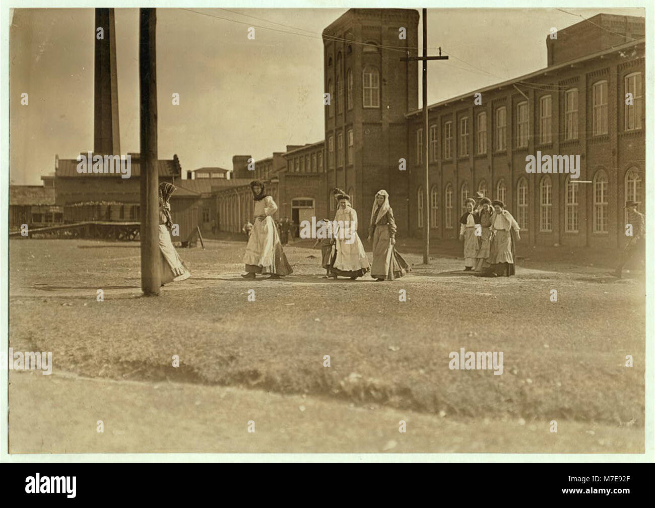 Noon hour, Manchester Cotton Mill, Macon, Ga. See photos 517 to 520. LOC cph.3b13188 Stock Photo
