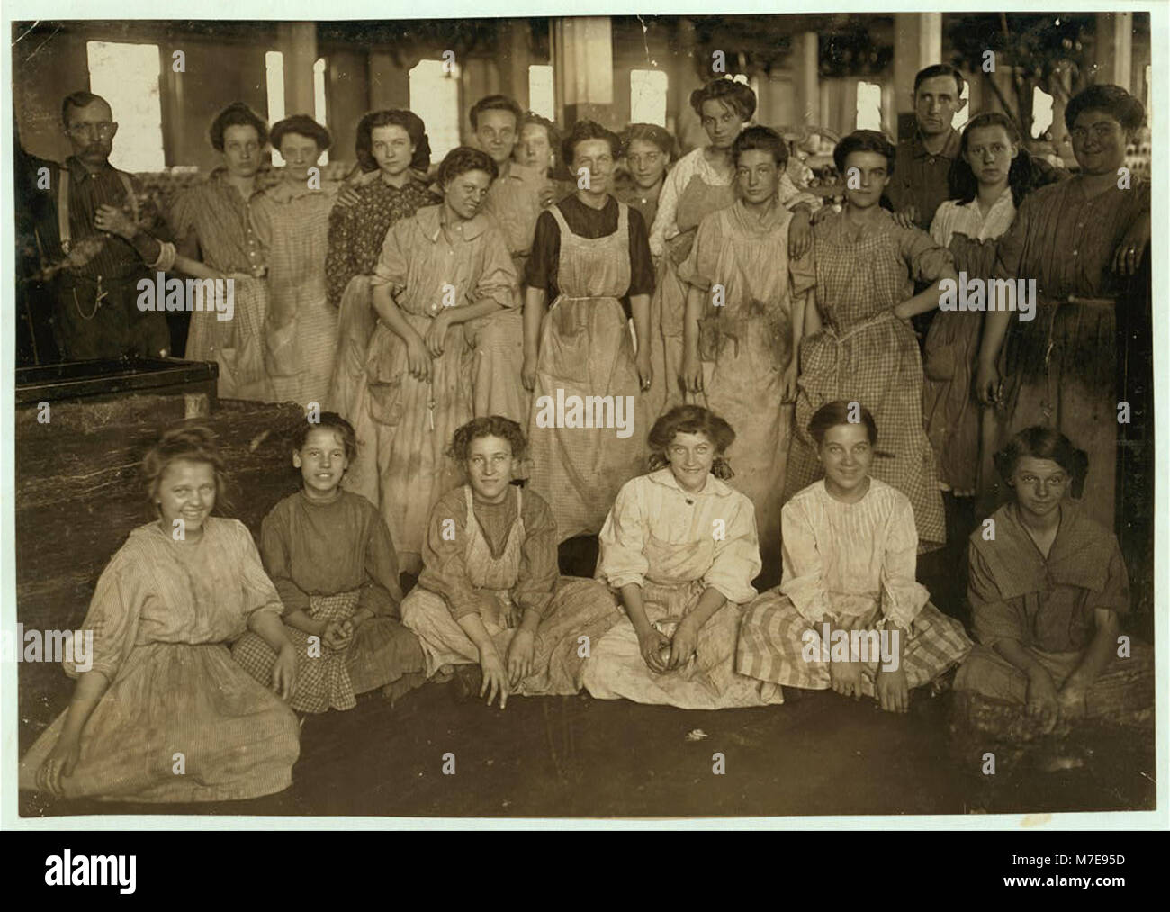 Noon Hour In an Indianapolis Cotton Mill, Aug., 1908. Wit., E. N. Clopper. LOC nclc.01327 Stock Photo
