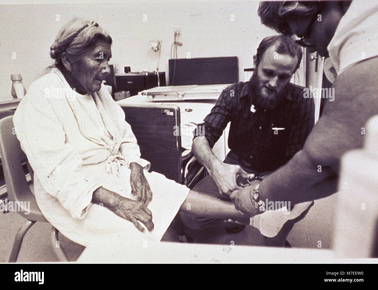 PHS physician treats the foot of an elderly woman in a hospital room (40141472852) Stock Photo