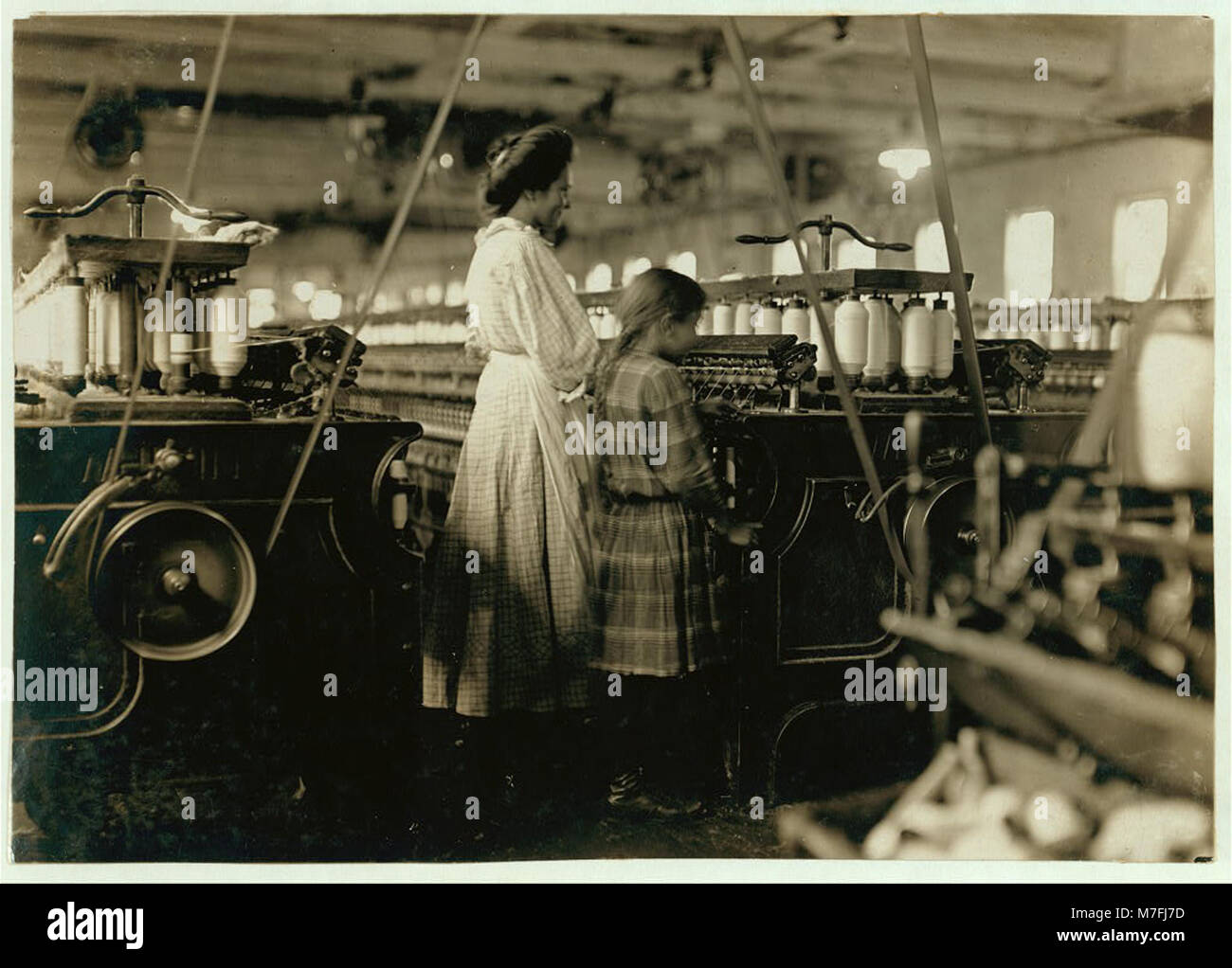 Фабричные дети. Ткацкая фабрика Великобритания 19 век. Работницы на ткацкой фабрике 19 век Англия. Детский труд в Англии 19 век. Хозяин фабрики Cotton в США начале 20 века.