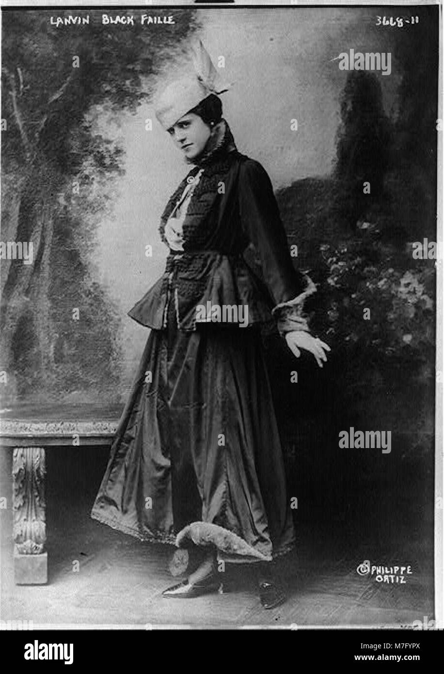 Faille dress hi-res stock photography and images - Alamy