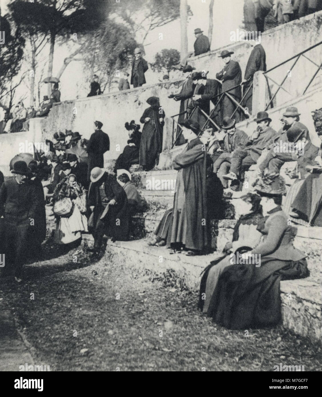 Primoli, Giuseppe - Frauen und Priester in der Sonne auf der Piazza di Siena (Zeno Fotografie) Stock Photo
