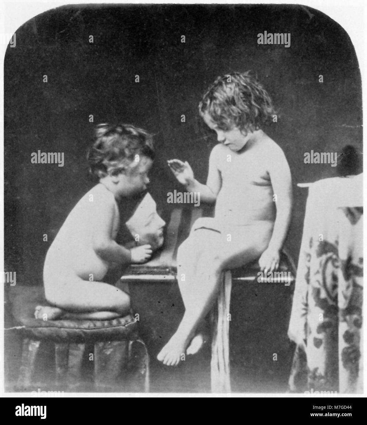 Rejlander, Oskar Gustav - Kinder mit einer Maske spielend (Zeno Fotografie) Stock Photo