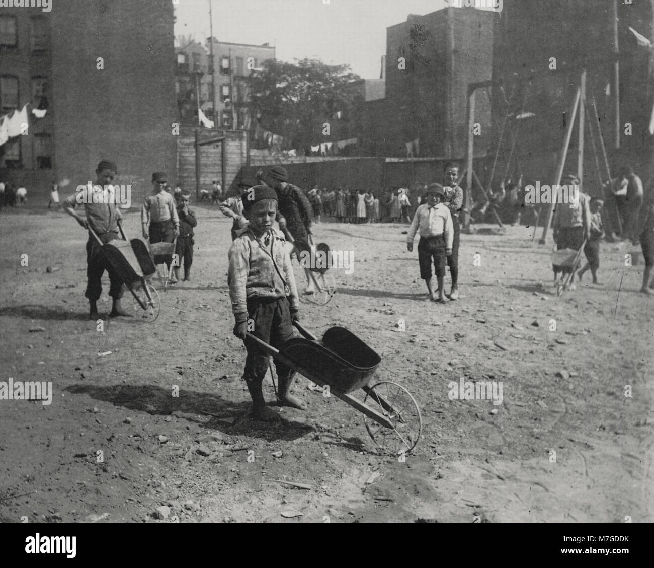 Riis, Jacob A. - Kinder aus einem Armenviertel in Coney Island spielen (Zeno Fotografie) Stock Photo