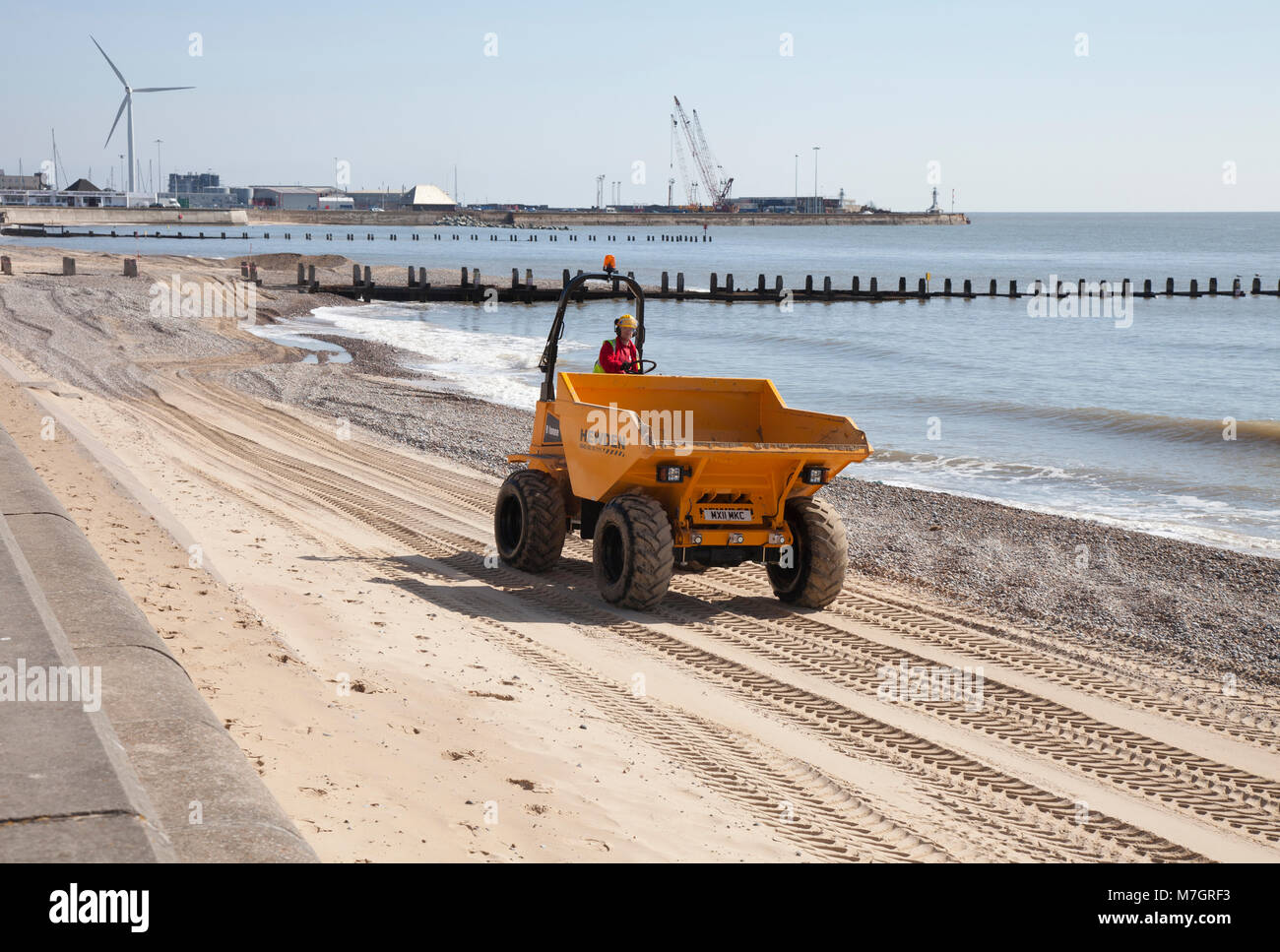 Lowestoft Beach Maintenance Stock Photo Alamy