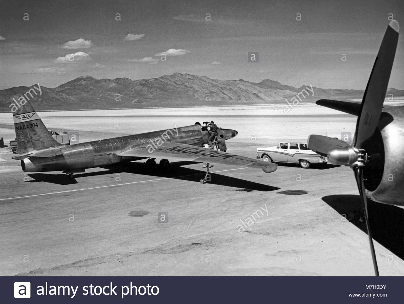 Cia Lockheed U 2 Naca 304 Ground Crewmen Prepare A Cia Lockheed U 2 Stock Photo Alamy