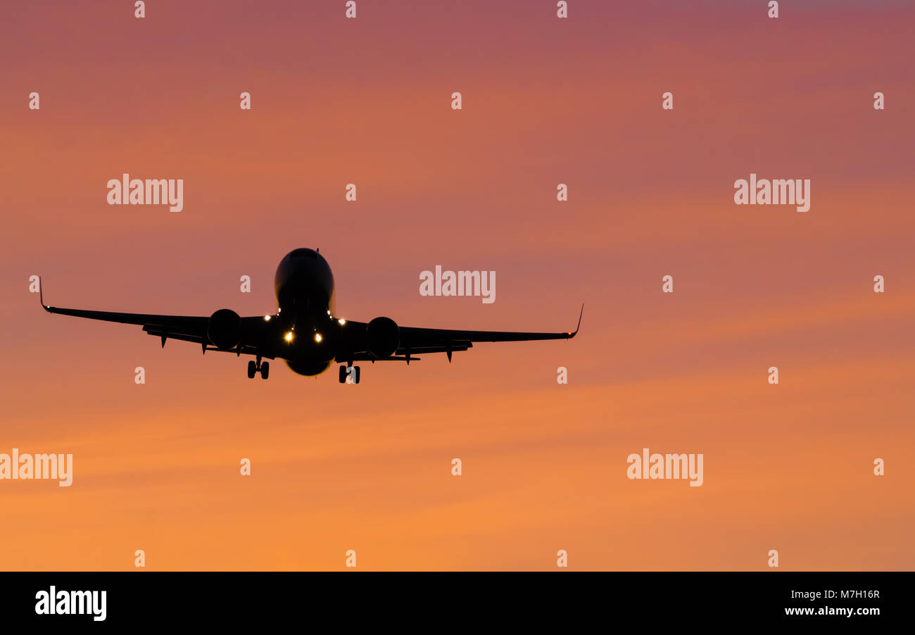 airliner-go-down-stock-photo-alamy