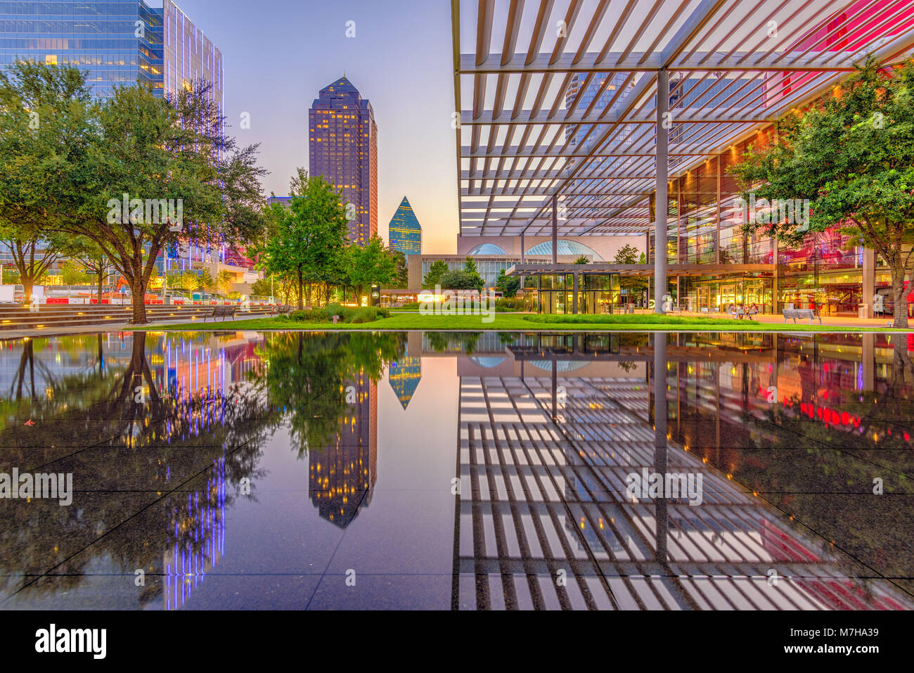 Downtown dallas skyline hi-res stock photography and images - Alamy