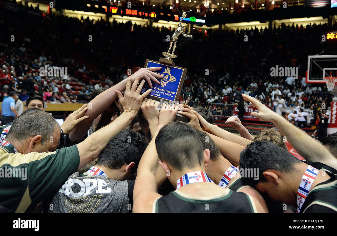 Albuquerque, NM, USA. 10th Mar, 2018. Members of Hope High hoist the championship trophy after beating Bernalillo 81-52 for the 4A championship. Saturday, March. 10, 2018. Credit: Jim Thompson/Albuquerque Journal/ZUMA Wire/Alamy Live News Stock Photo