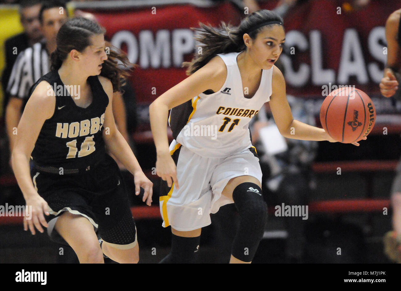 Albuquerque, NM, USA. 10th Mar, 2018. Cibola's #11 Azia Himeur brings the ball down court with Hobbs' #14 MacKenzye Gibson defending her. Saturday, March. 10, 2018. Credit: Jim Thompson/Albuquerque Journal/ZUMA Wire/Alamy Live News Stock Photo