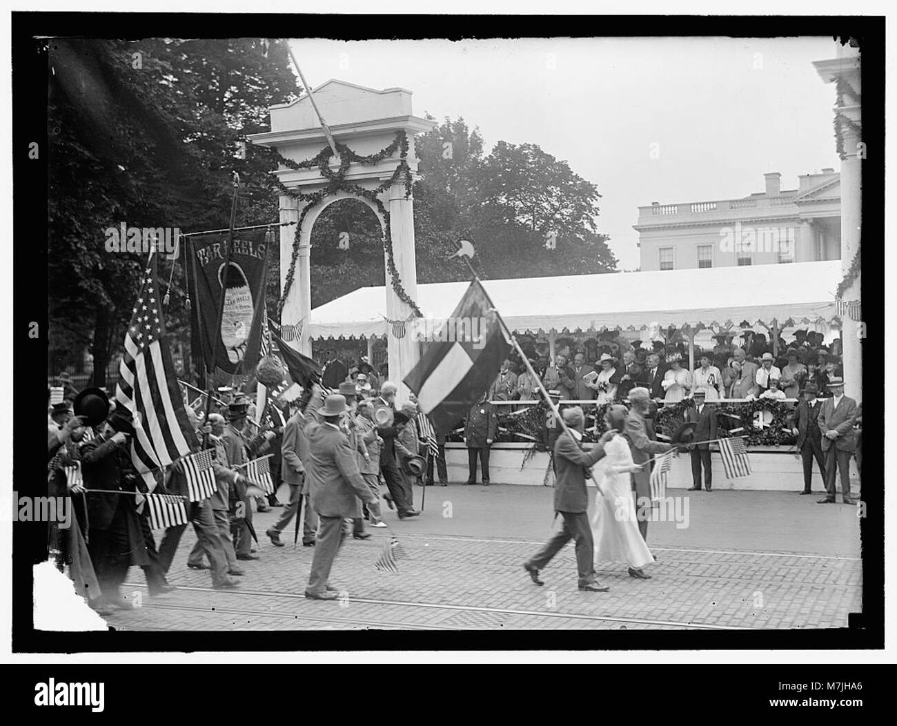 CONFEDERATE REUNION. W.E. PAYNE, WITH BATTLE FLAG LCCN2016867891 Stock Photo