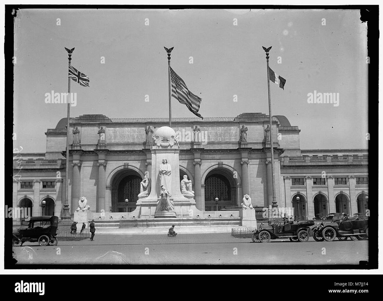 FLAGS. AMERICAN, BRITISH, AND FRENCH FLAGS IN FRONT OF UNION STATION, AWAITING ARRIVAL OF BALFOUR AND ALLIED COMMISSION LCCN2016867626 Stock Photo
