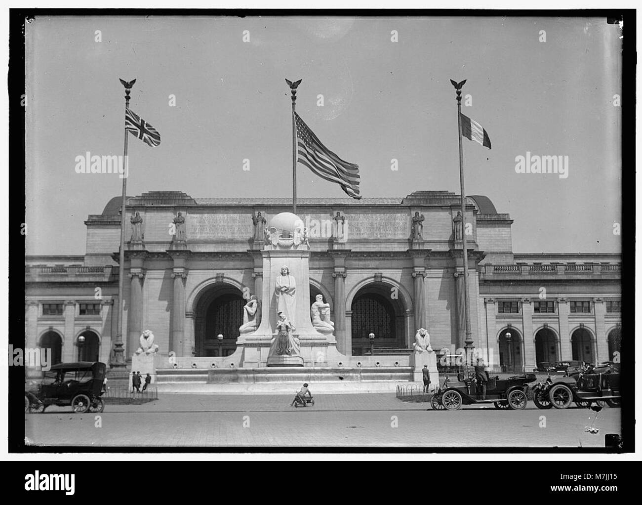 FLAGS. AMERICAN, BRITISH, AND FRENCH FLAGS IN FRONT OF UNION STATION, AWAITING ARRIVAL OF BALFOUR AND ALLIED COMMISSION LCCN2016867627 Stock Photo