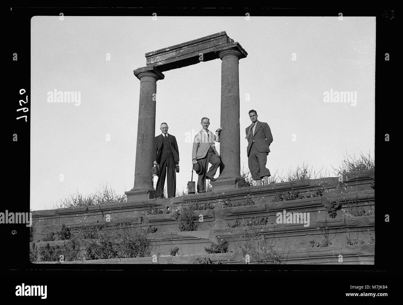 Jebel el-Druze & Hauran. Basra Eski Sham. Two pillars of colonnade with group. Torrence, Grossman, & Terrill LOC matpc.17212 Stock Photo